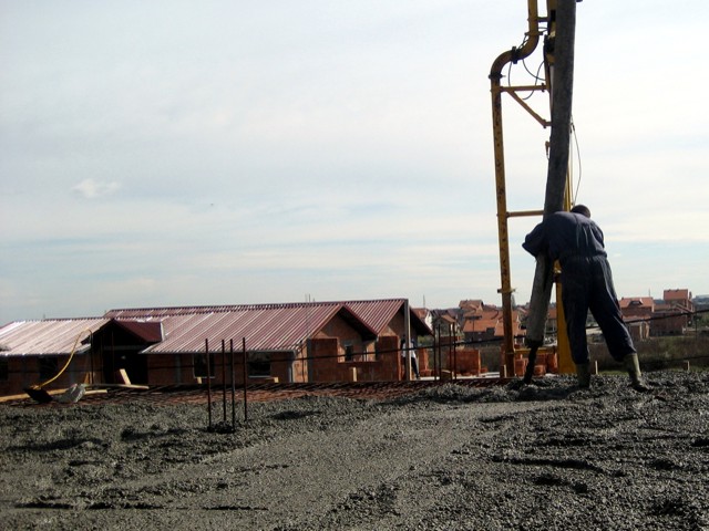 Gjutning till -10Izolit 10 ANTIMRAZ Bilaga mixer som gör att betongen i vinterförhållanden till en temperatur på -10 ° C. Enkel installation - utspädd i vatten som görs konkret. Det är inte nödvändigt att använda en speciell typ av cement.